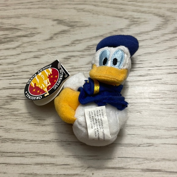 Disneys Donald Duck with magnetic feet - Picture 1 of 1